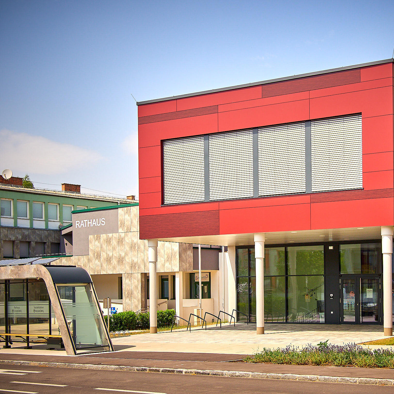 Mittelschule Neudörfl – Außenansicht Schulneubau mit roter Fassade und Holzelementen, Gollubits Holzbau