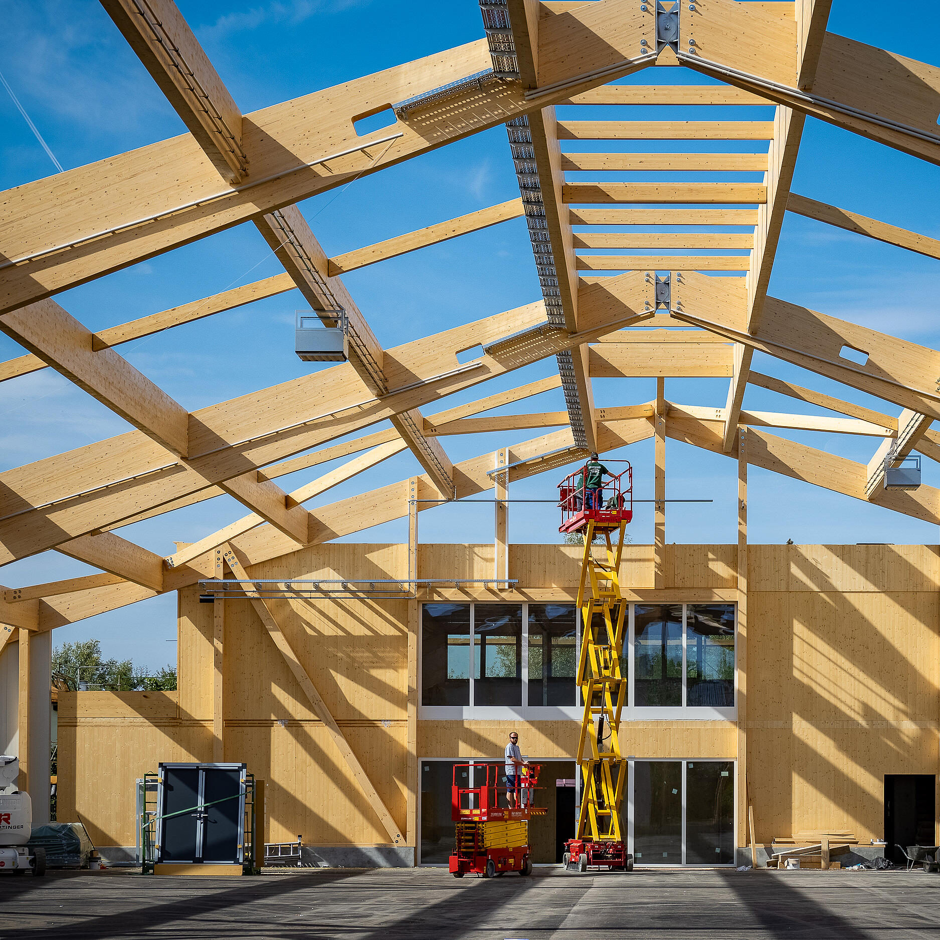 Tennishalle Neusiedl am See – Innenansicht Holzdachkonstruktion im Rohbaustadium